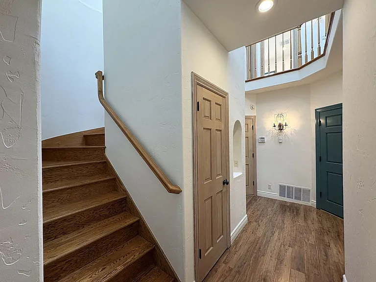 712 Elizabeth Ln — Photo 16