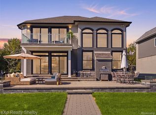 305 Beverly Estates Dr, Waterford, MI 48328