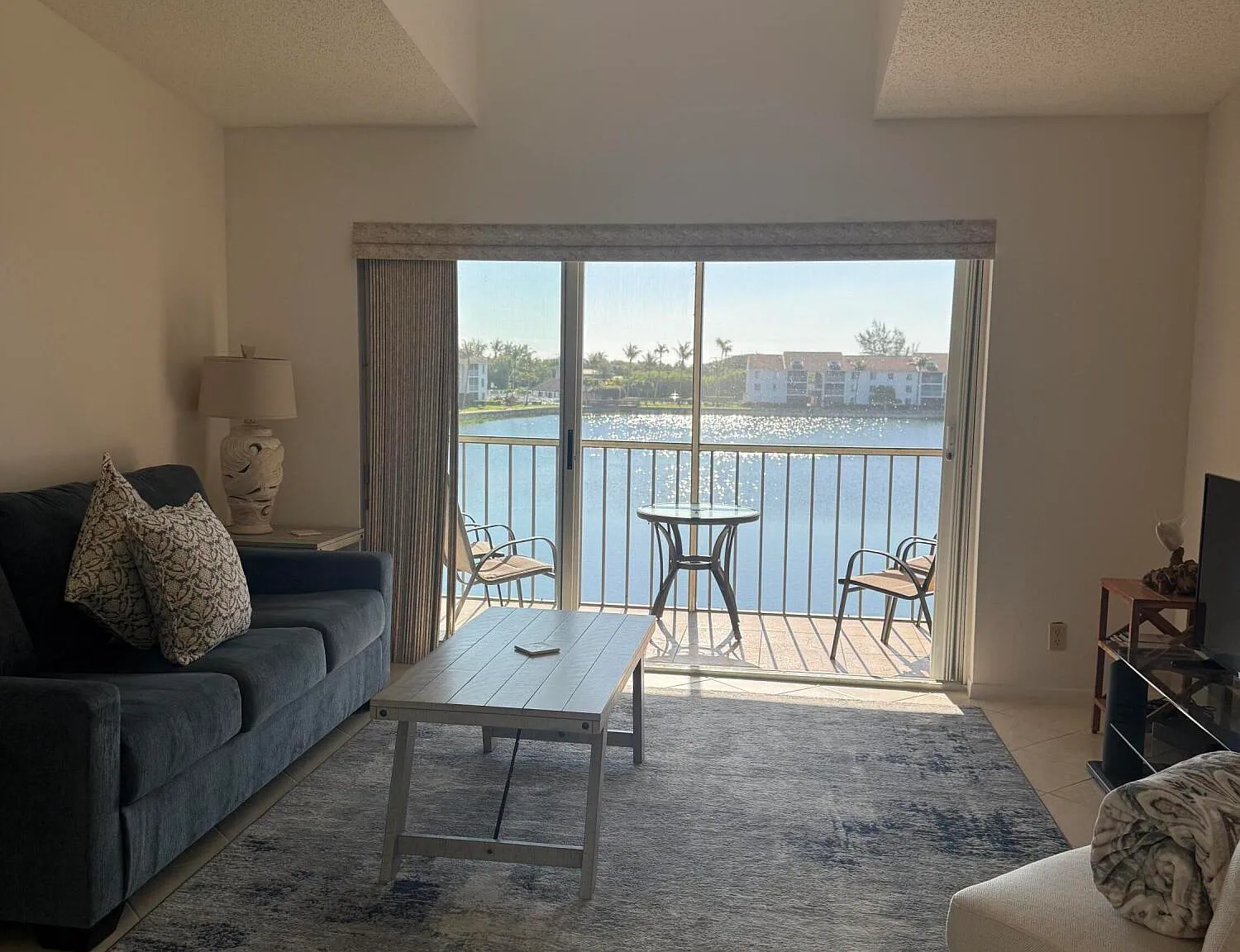 2 bed, 2.0 bath, 1000 sqft, $2,400 — Photo 2