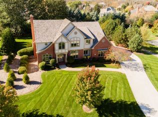 10539 N Wood Crest Dr, Mequon, WI 53092