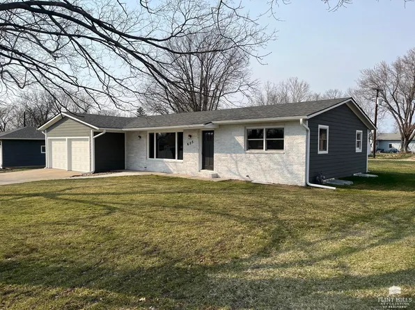 625 Lafayette St, Clay Center, KS 67432