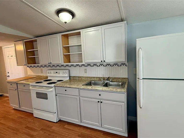 639 Ellison Pkwy — Photo 3