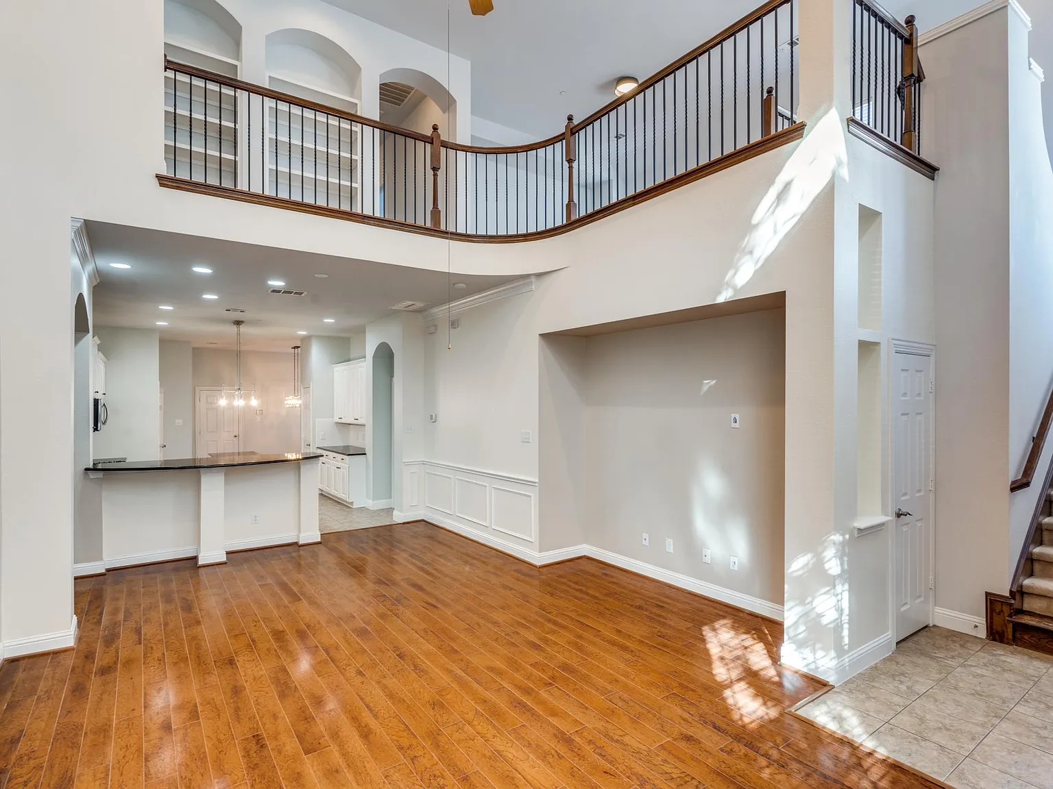 3 bed, 2.5 bath, 2319 sqft, $2,950 — Photo 3