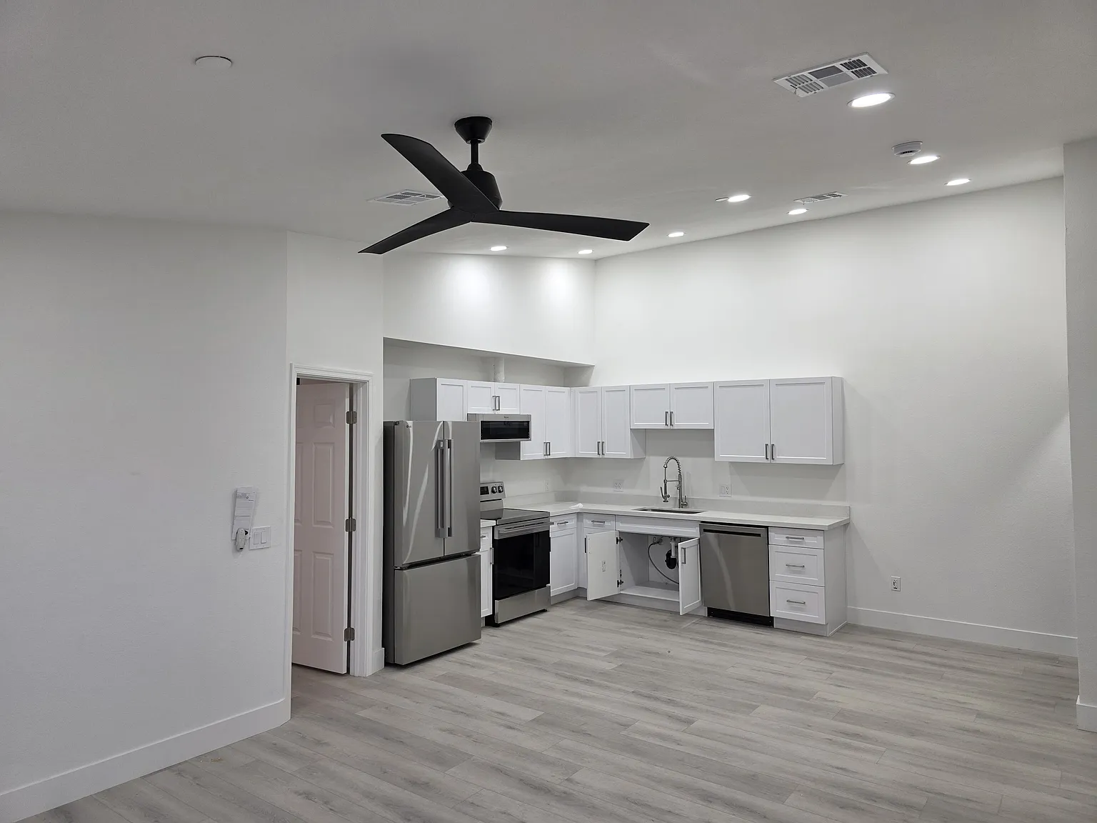 2943 E Beck Ln — Photo 2