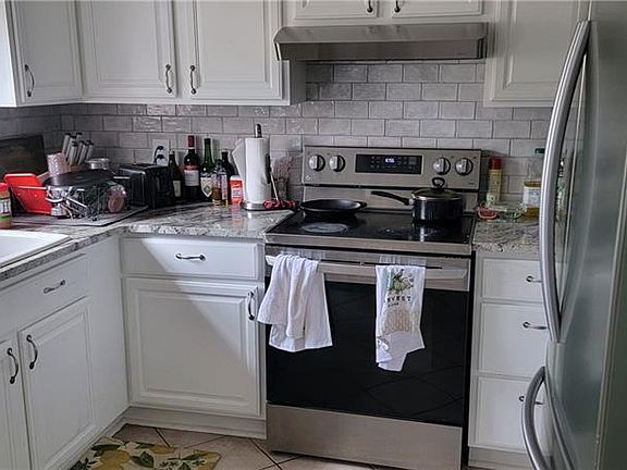 4th image of 1400 Larkview Drive
