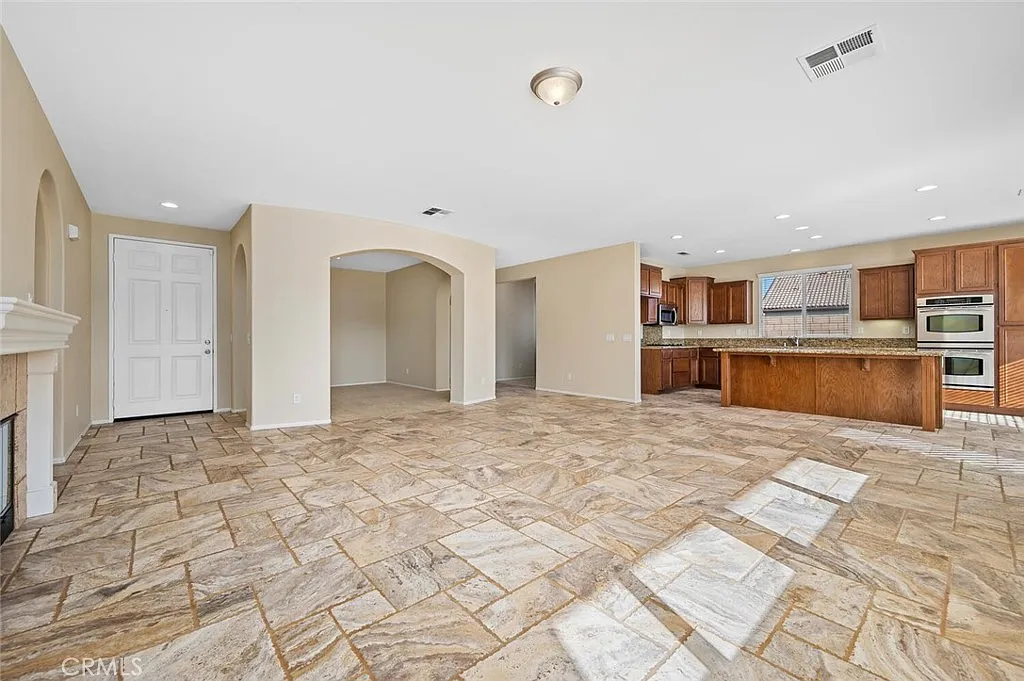 3 bed, 2.5 bath, 2325 sqft, $3,500 — Photo 3