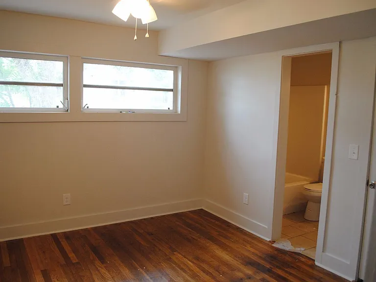 1007 Auburn St — Photo 2