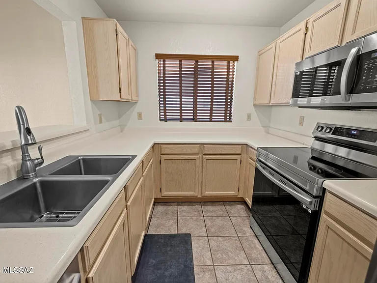 3067 W Country Hill Dr — Photo 2
