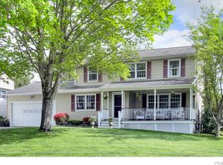 43 Hunter Ln, Fairfield, CT 06824