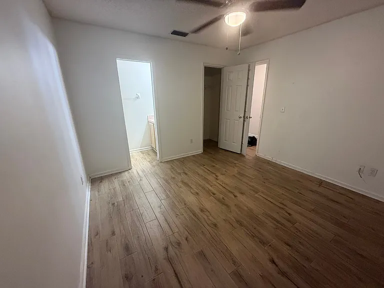Bedrom 1 w/ half bath