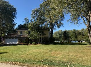 556 Welch Cir, Lake Barrington, IL 60010