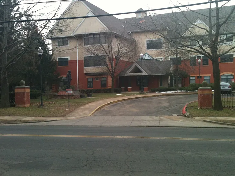 Renaissance Plaza — Photo 1
