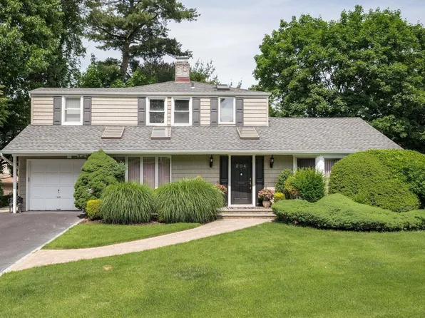 204 Hillturn Lane, Roslyn Heights, NY 11577