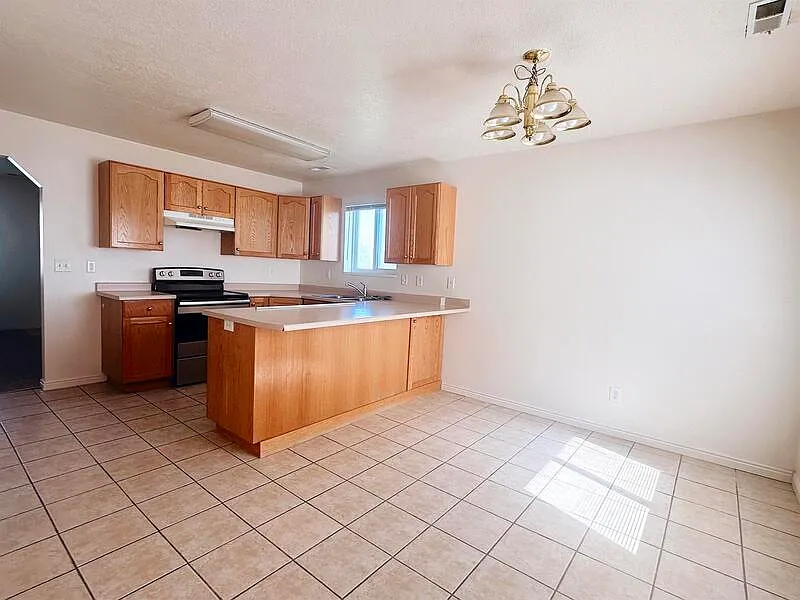 3 bed, 1.5 bath, 1400 sqft, $1,200 — Photo 4