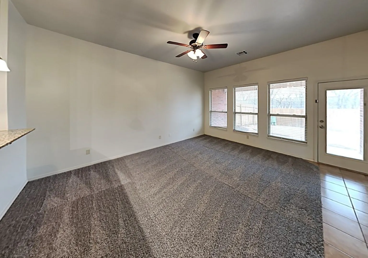 Very nice 3 bedroom 2 bathroom duplex in the Yukon school district — Photo 4