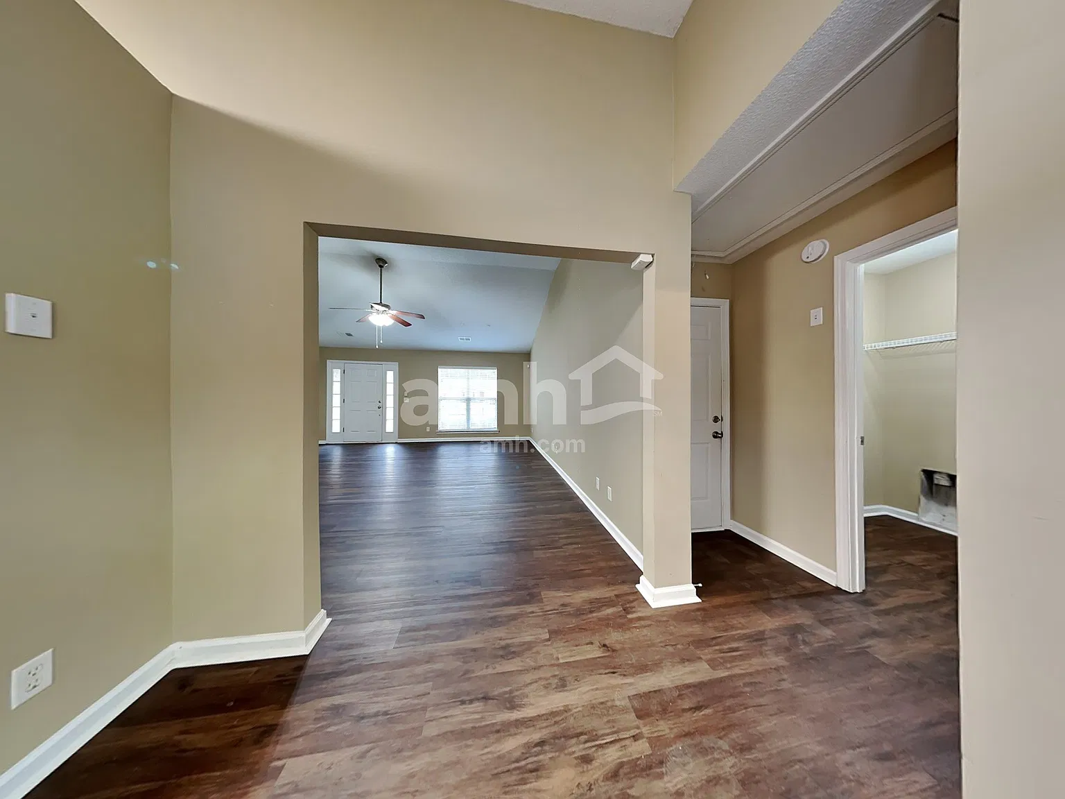 3 bed, 2.0 bath, 1374 sqft, $2,120 — Photo 4