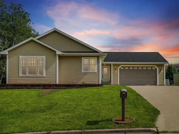 780 Country Club Ct, Platteville, WI 53818