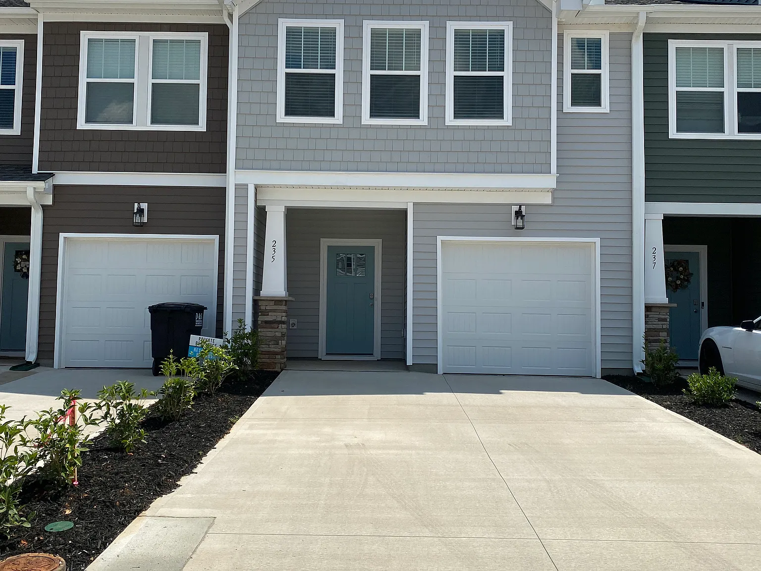 3 bed, 2.5 bath, 1600 sqft, $1,900 — Photo 1