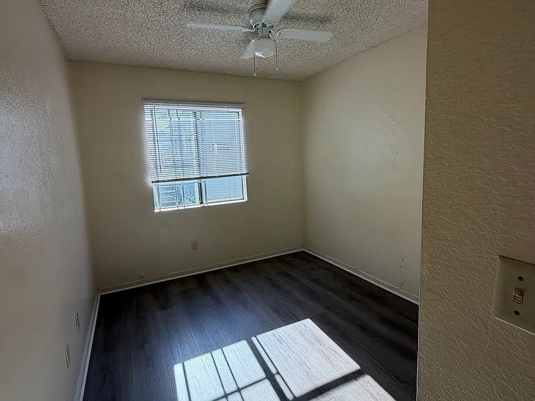 1110 W 30th St #C — Photo 11