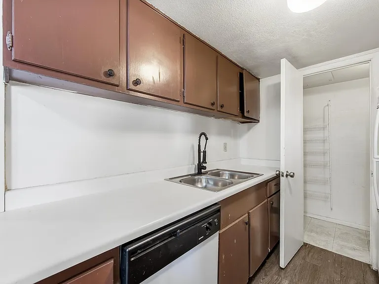 6705 W Devonshire Ave — Photo 8
