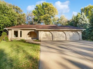 1531 Briarknoll Cir, Arden Hills, MN 55112