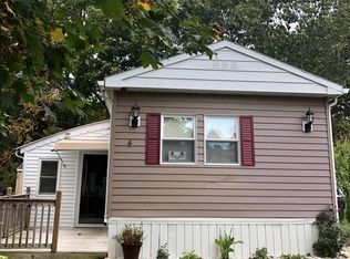 4 Lamplighter Ln, Springfield, MA 01119