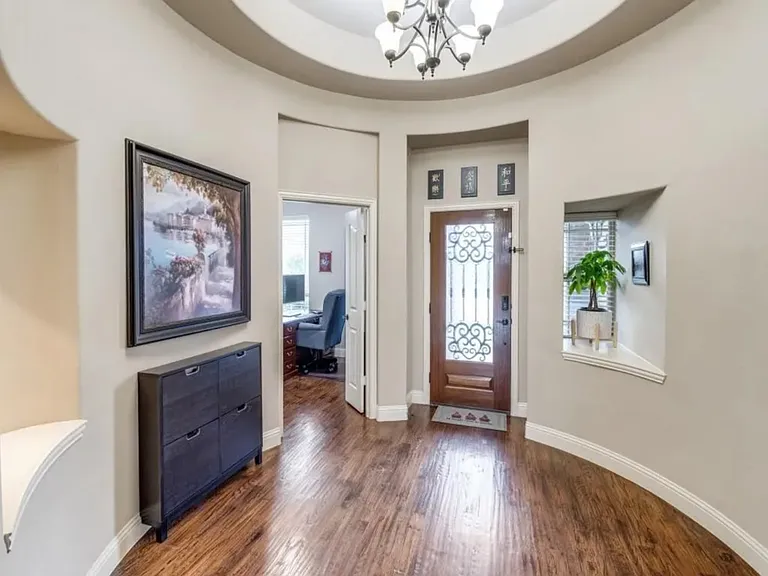 804 Longhorn Dr — Photo 2