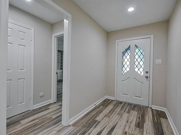 4th image of 910 Forest Lake Dr