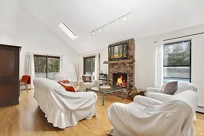 East Hampton Contemporary — Photo 2