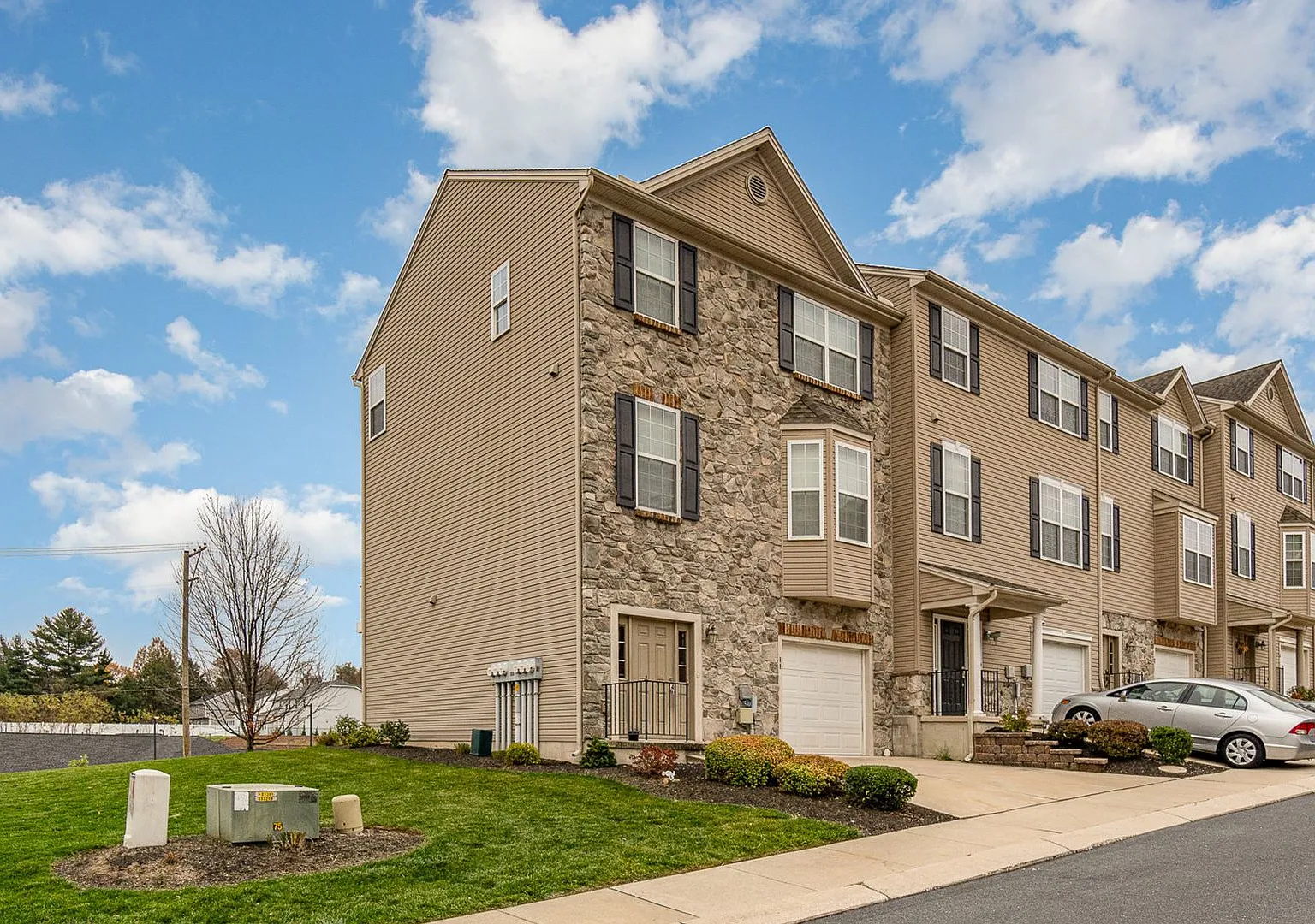 Welcome to this charming 3-bedroom, 2.5-bathroom house located in Lemoyne, PA. — Photo 3