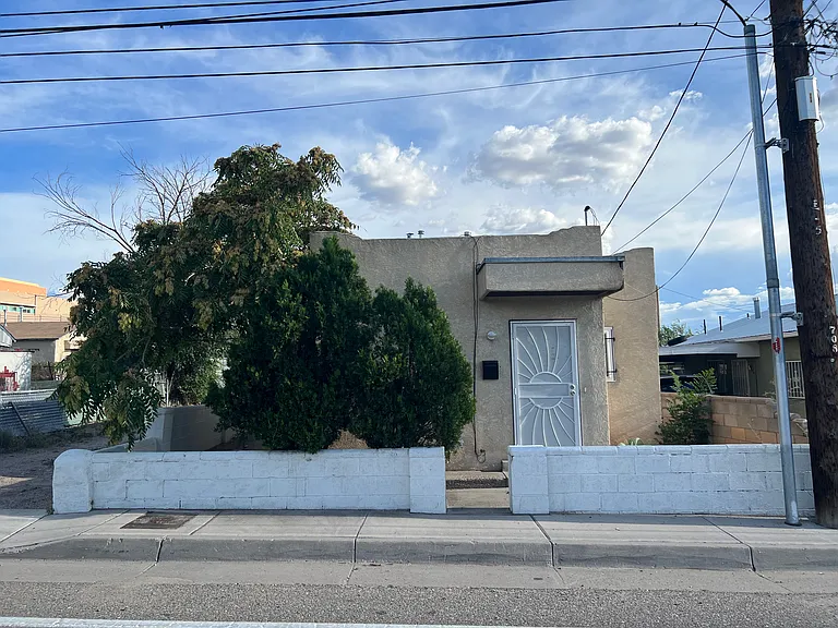 708 Mountain Rd NE — Photo 1