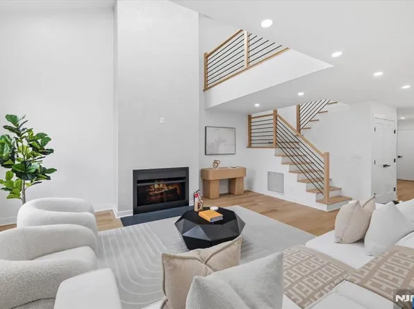 370 French Ct, Teaneck, NJ 07666