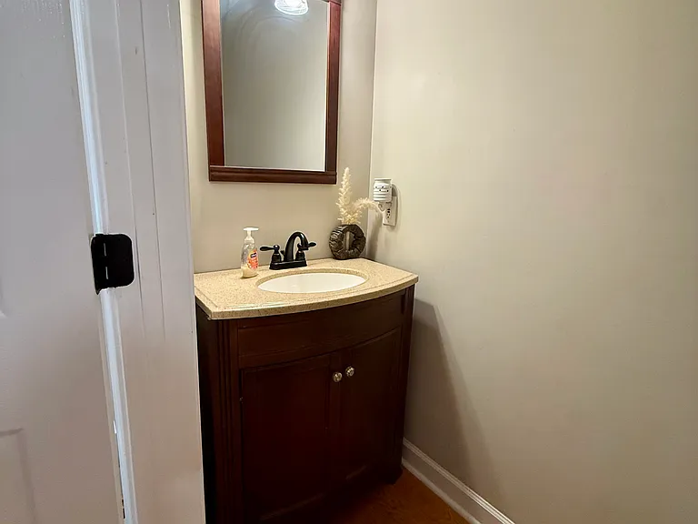 404 Sandersville Ct — Photo 12