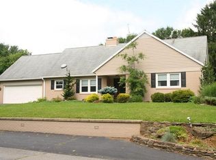 1827 Larchmont Ln, Lancaster, PA 17601
