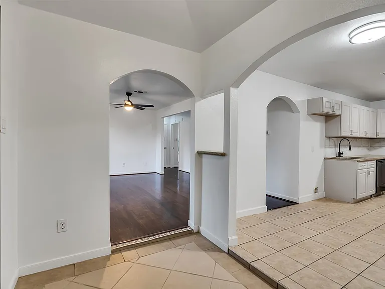 4930 Holloway Dr — Photo 16