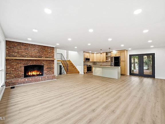 4th image of 4030 Reservoir Rd