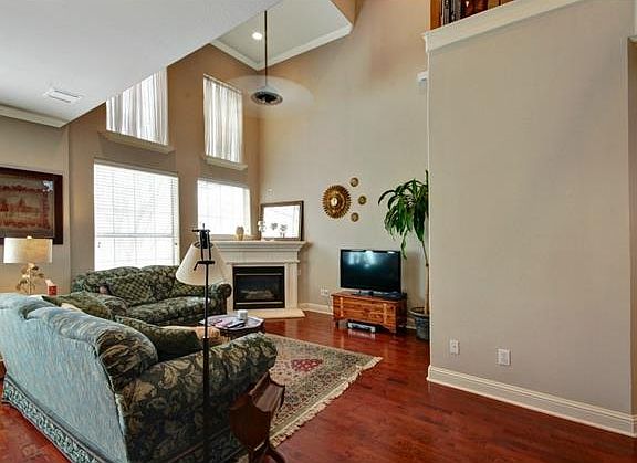 3rd image of 4480 Jardin St