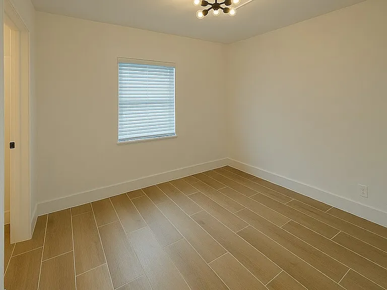 1600 Center St #B1 — Photo 3