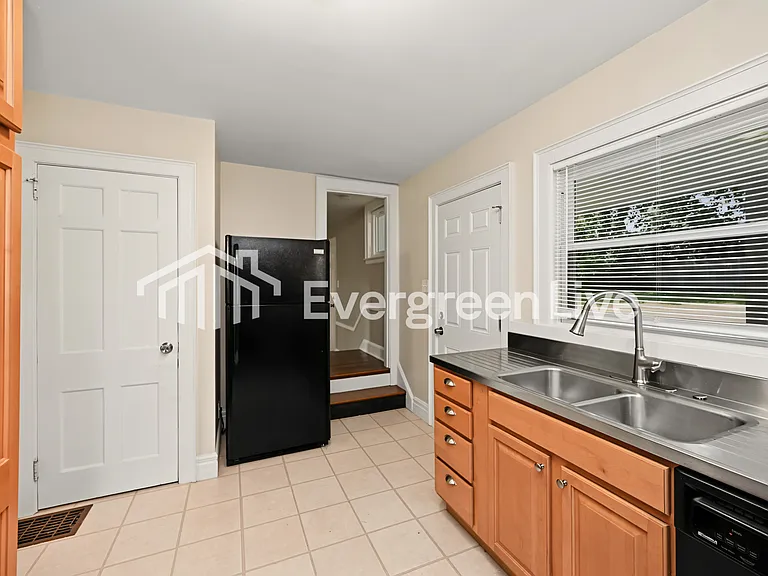 3050 Sheldon Ave — Photo 9