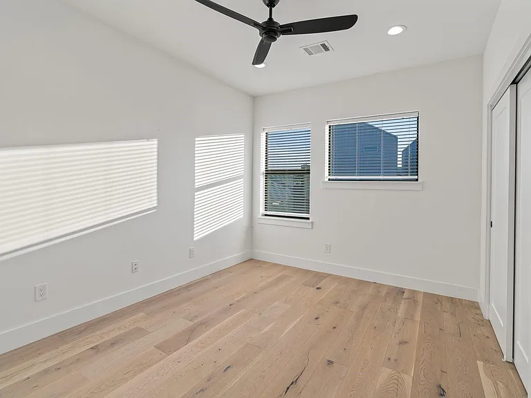 3802 Commerce St — Photo 36