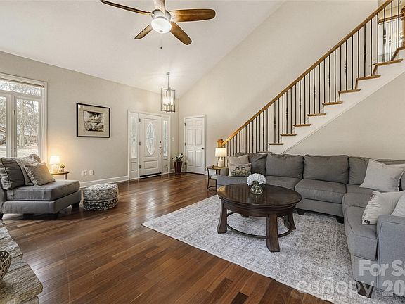 5th image of 120 Tall Oak Dr