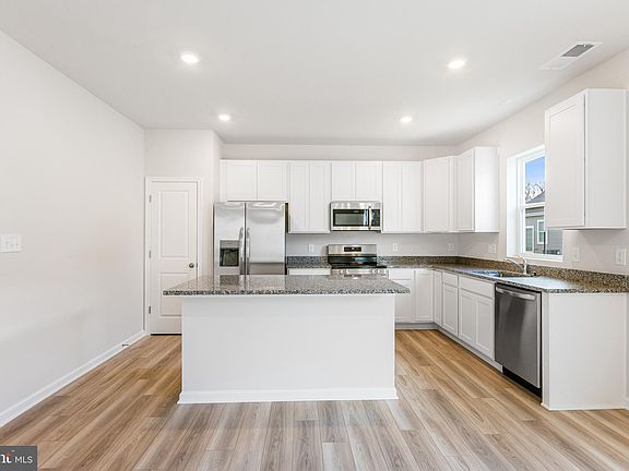 5th image of 306 Banbury St Lot 57