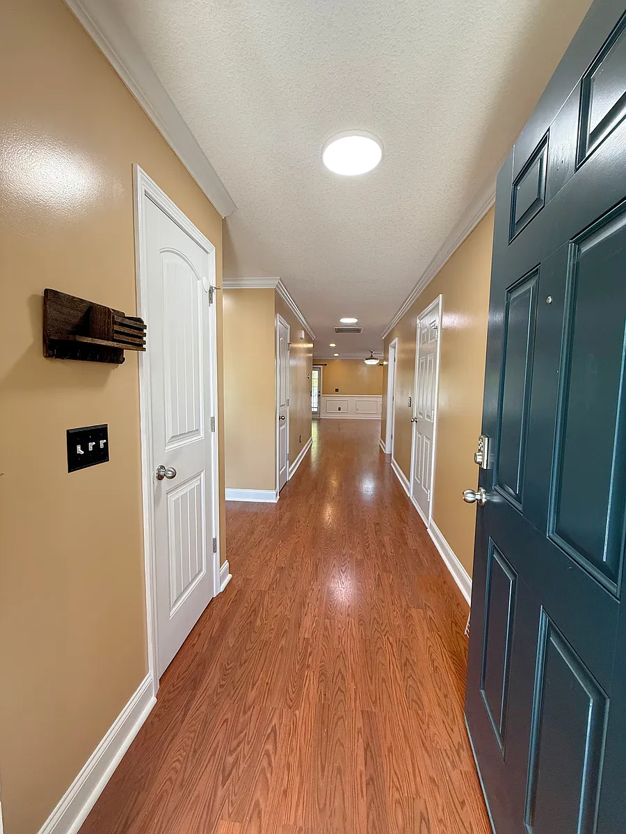 Entrance - 201 Grandview Dr