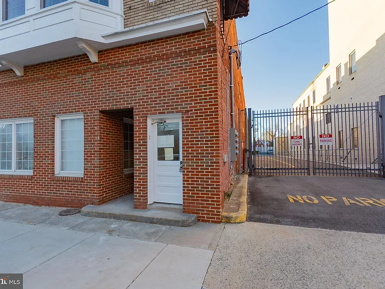 215 King St W #B — Photo 35
