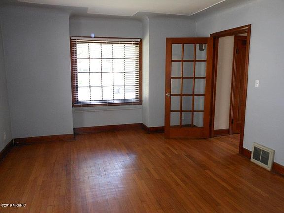 3rd image of 821 W Larch Ave