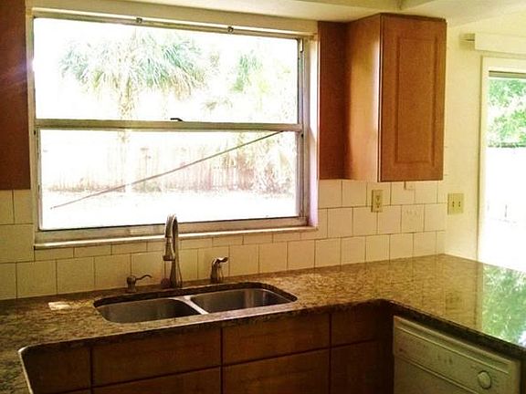 3rd image of 4241 Tangerine Ave