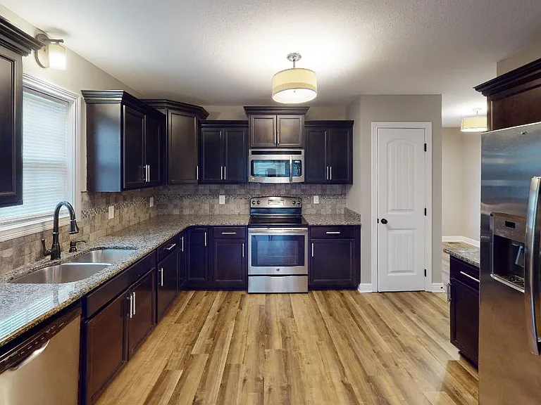 733 Cavalier Dr — Photo 2