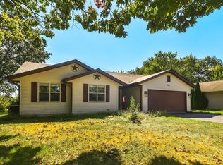 142 Pembroke Rd SW, Poplar Grove, IL 61065