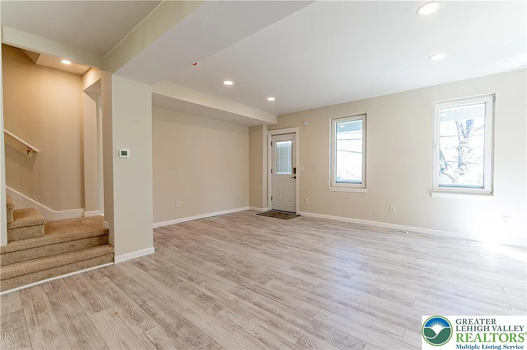 4 bed, 2.0 bath, 1408 sqft, $2,700 — Photo 3