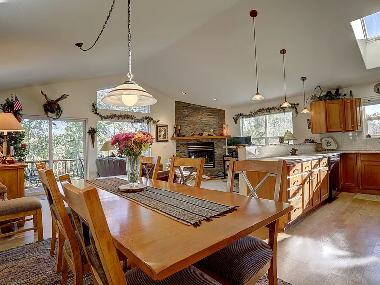 192 Burgundy Cir — Photo 2
